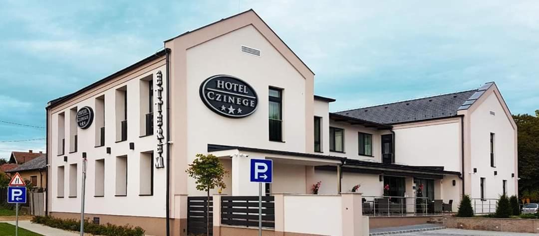 Koka Hotel Czinege & Etterem מראה חיצוני תמונה