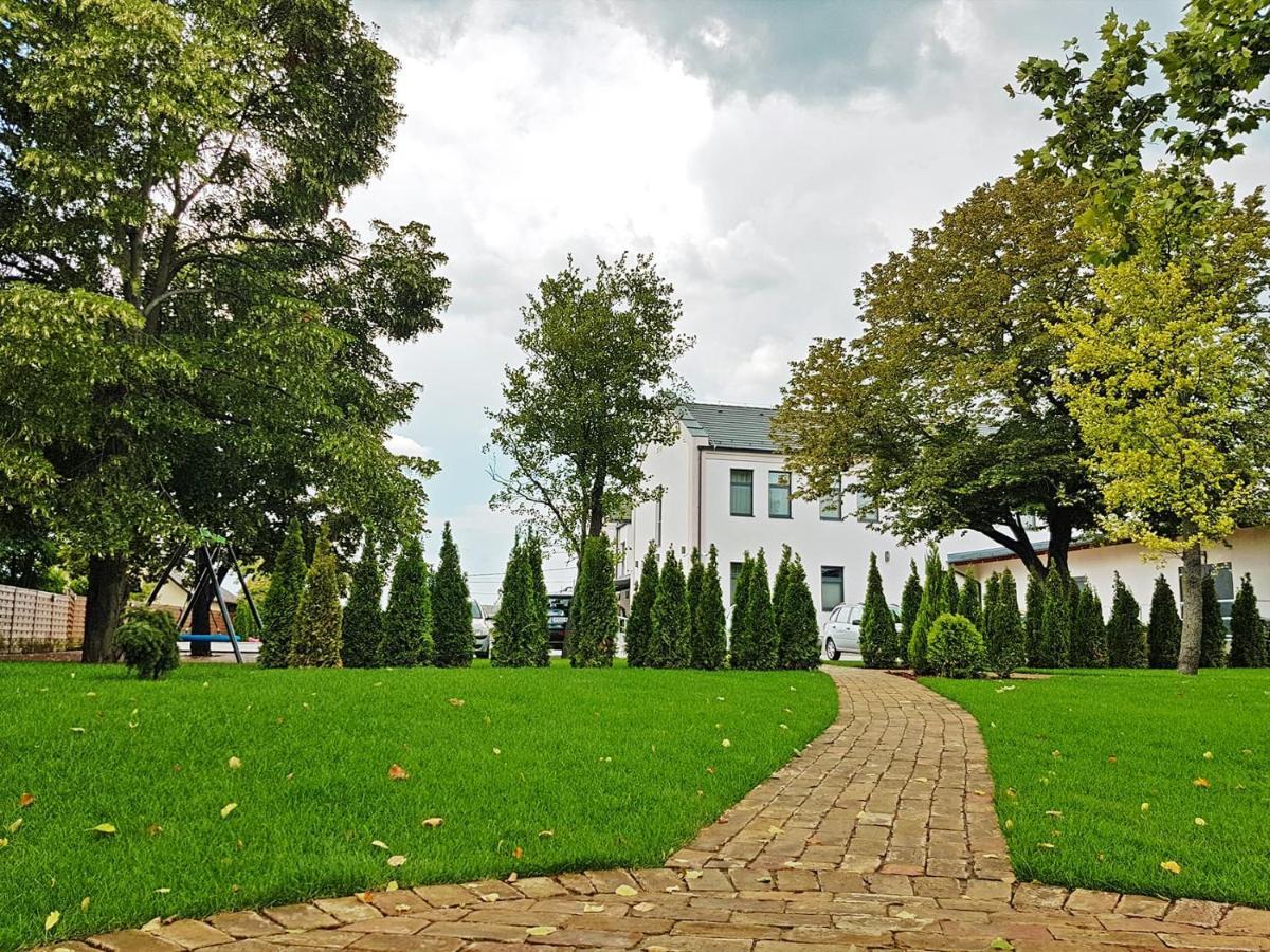 Koka Hotel Czinege & Etterem מראה חיצוני תמונה